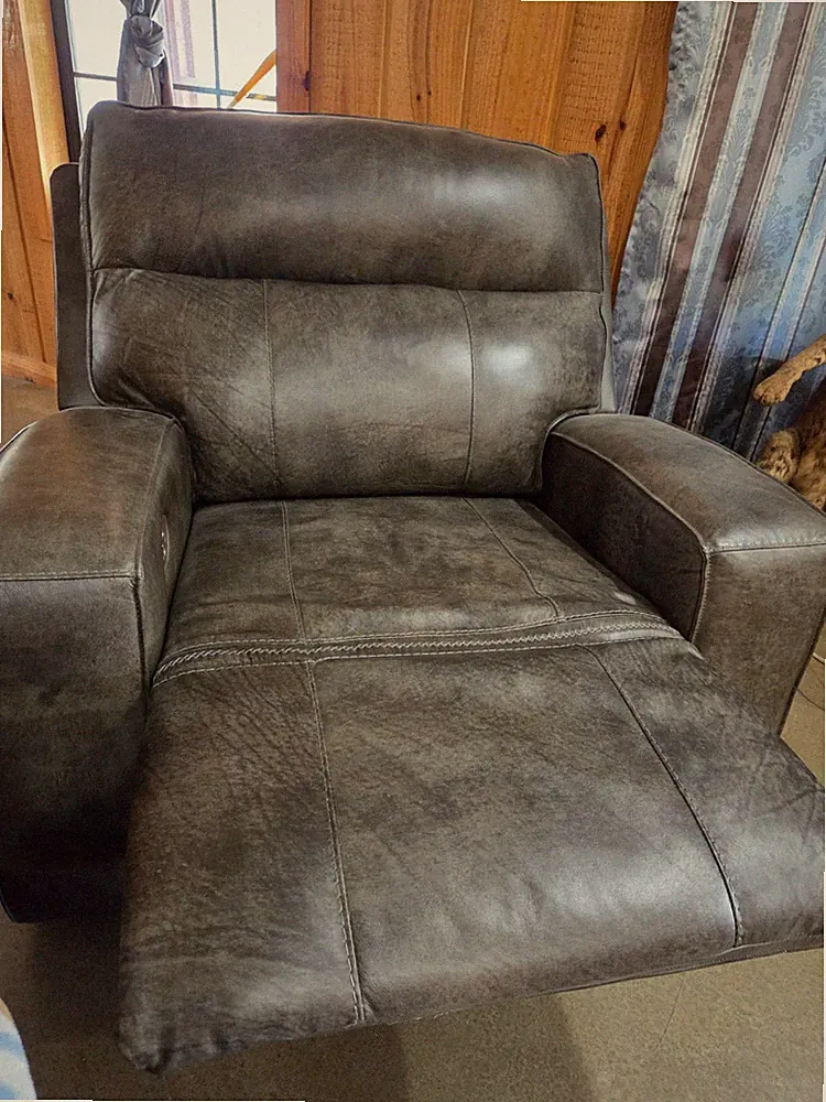 Leather Electric Recliner. Great Condition Fully Functional.