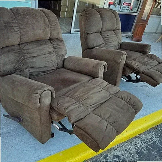 Pair of Matching Recliners